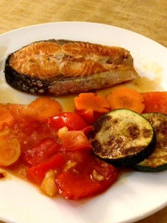 Una foto de Salmón a la plancha con salsa de tomate y verduras