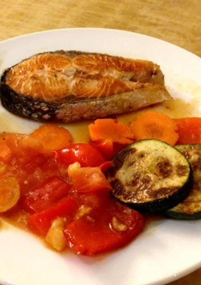 Una foto de Salmón a la plancha con salsa de tomate y verduras
