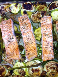 Una foto de Salmón al horno sobre espárragos verdes y calabacín