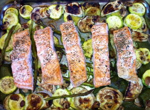 Foto principal de Salmón al horno sobre espárragos verdes y calabacín
