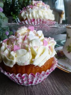 Una foto de Cupcakes rellenos de almíbar de higos y crema de vainilla
