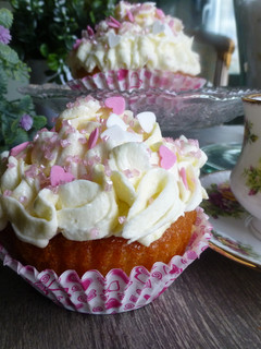 Una foto de Cupcakes rellenos de almíbar de higos y crema de vainilla