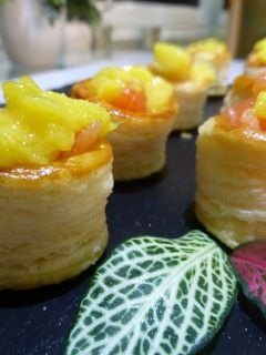 Una foto de Mini canapés de volován de salmón y mango