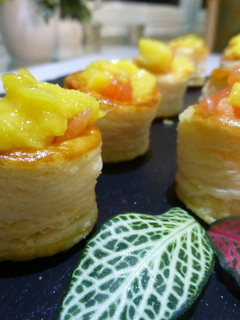 Una foto de Mini canapés de volován de salmón y mango