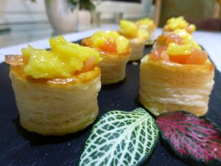 Mini canapés de volován de salmón y mango