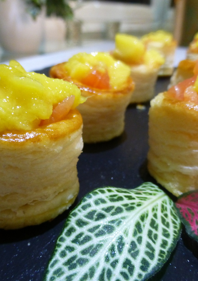 Una foto de Mini canapés de volován de salmón y mango
