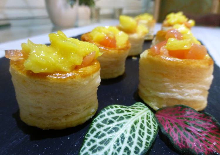 Minicanapés de volován de salmón y mango