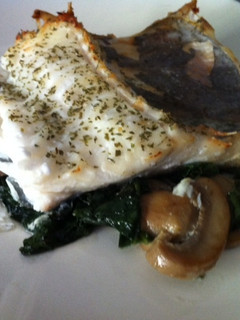 Una foto de Bacalao al horno sobre espinacas y champiñones salteados