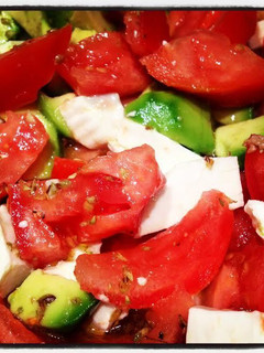 Una foto de Ensalada fresca de aguacate