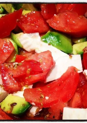 Una foto de Ensalada fresca de aguacate