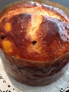Una foto de Panettone con pasas y cerezas