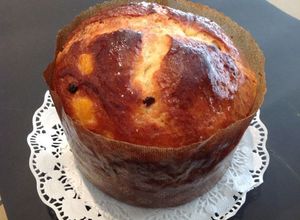 Una foto de Panettone con pasas y cerezas