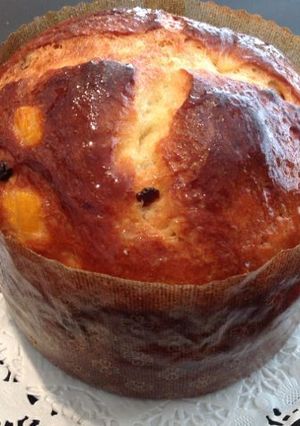 Una foto de Panettone con pasas y cerezas
