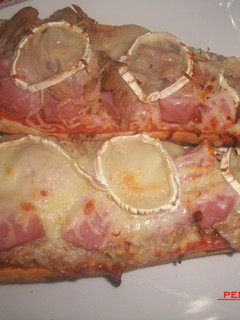 Una foto de Pan pizza de sobrasada con queso de cabra