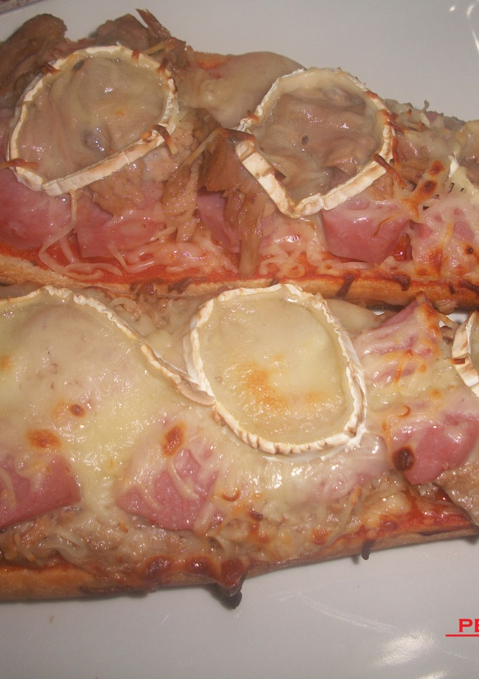 Una foto de Pan pizza de sobrasada con queso de cabra