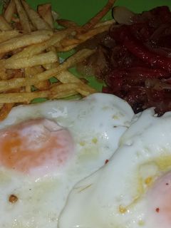 Una foto de Huevos fritos con pimientos y cebolla