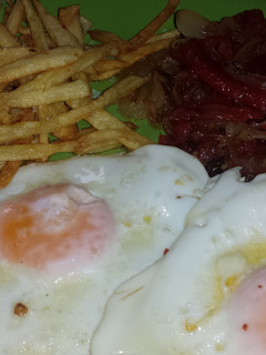 Una foto de Huevos fritos con pimientos y cebolla