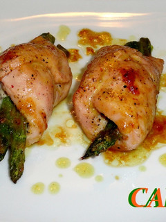 Una foto de Rollitos rellenos de pavo, con miel y mostaza
