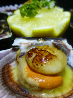 Una foto de Zamburriñas con emulsión de aceite y limón