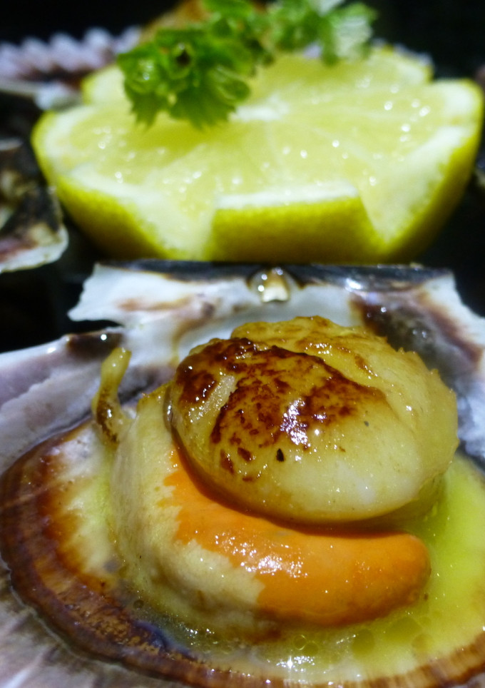 Una foto de Zamburriñas con emulsión de aceite y limón