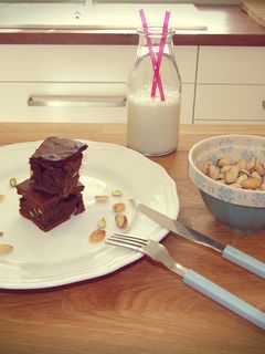 Una foto de Brownie de chocolate negro con pistachos