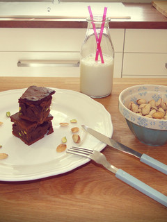 Una foto de Brownie de chocolate negro con pistachos