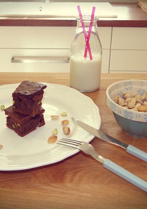 Una foto de Brownie de chocolate negro con pistachos