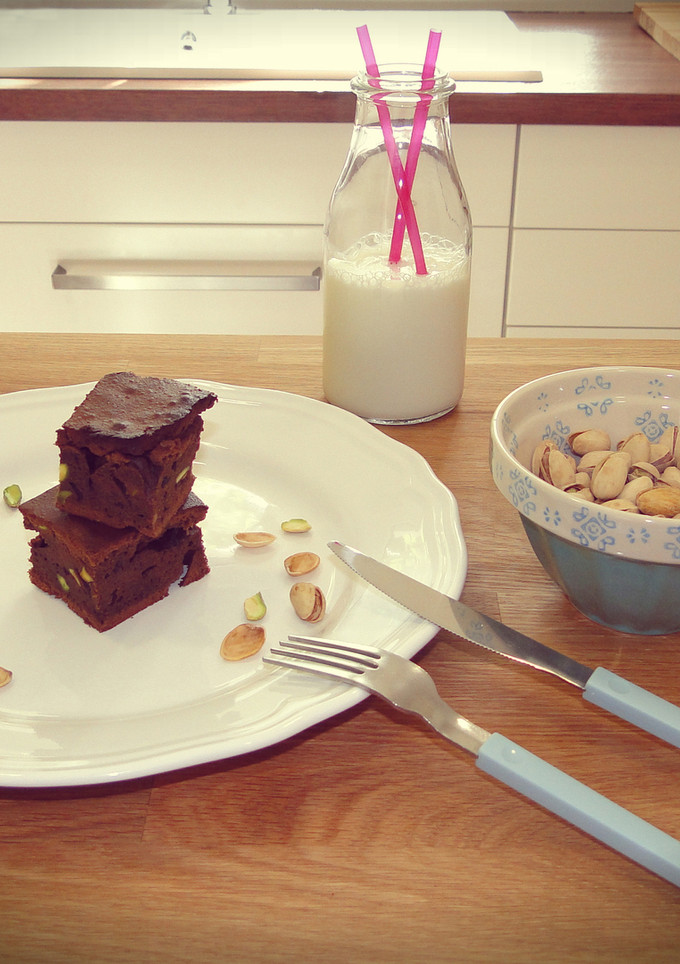 Una foto de Brownie de chocolate negro con pistachos