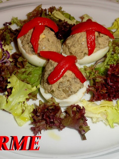 Una foto de Huevos rellenos otoñales