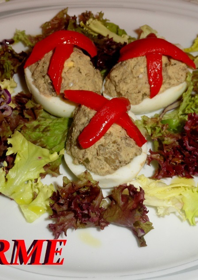 Una foto de Huevos rellenos otoñales