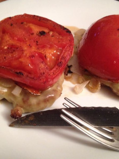 Una foto de Hamburguesa con cebolla, tomate y queso