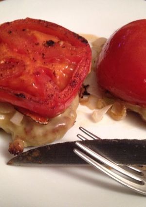 Una foto de Hamburguesa con cebolla, tomate y queso