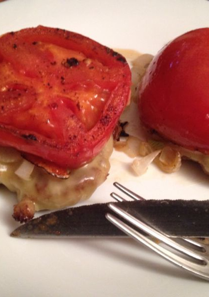 Una foto de Hamburguesa con cebolla, tomate y queso