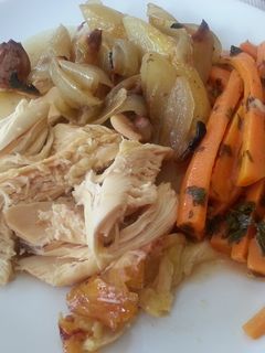 Una foto de Pollo asado con verduras