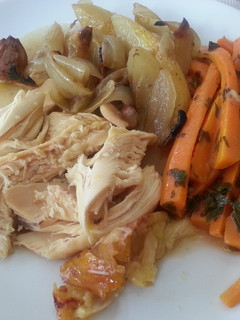Una foto de Pollo asado con verduras