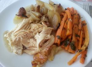 Una foto de Pollo asado con verduras
