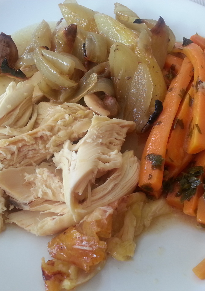 Una foto de Pollo asado con verduras