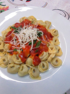 Una foto de Tortellini con salsa napolitana