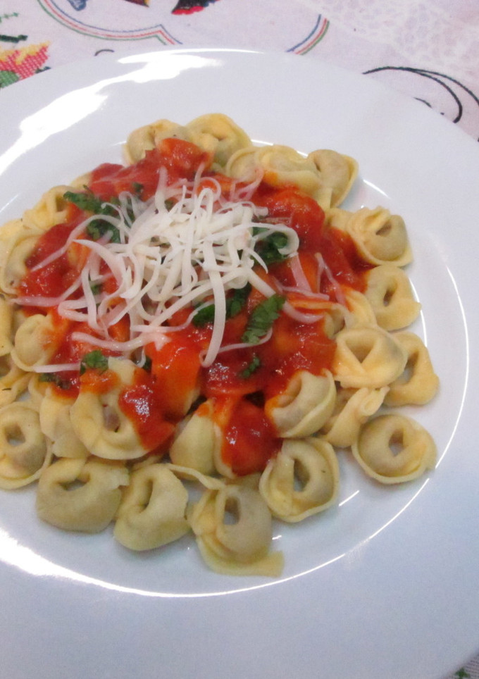 Una foto de Tortellini con salsa napolitana