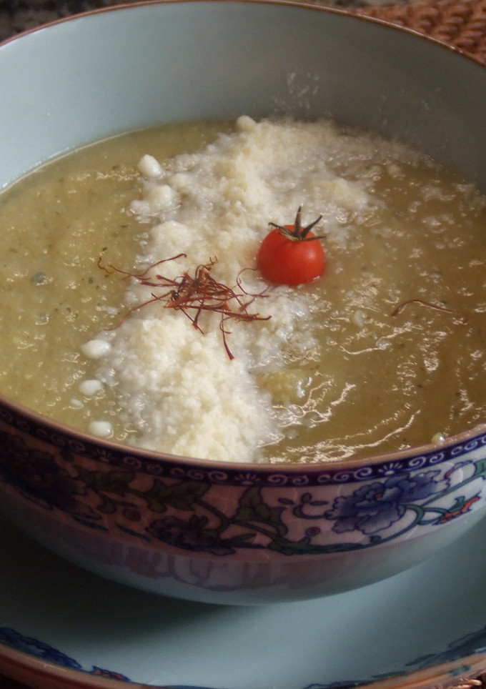 Una foto de Sopa de verduras con azafrán
