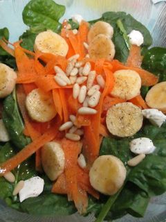 Una foto de Ensalada de espinaca y plátano