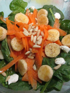 Una foto de Ensalada de espinaca y plátano