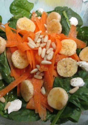 Una foto de Ensalada de espinaca y plátano