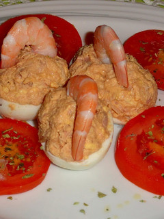 Una foto de Huevos rellenos de atún y langostinos