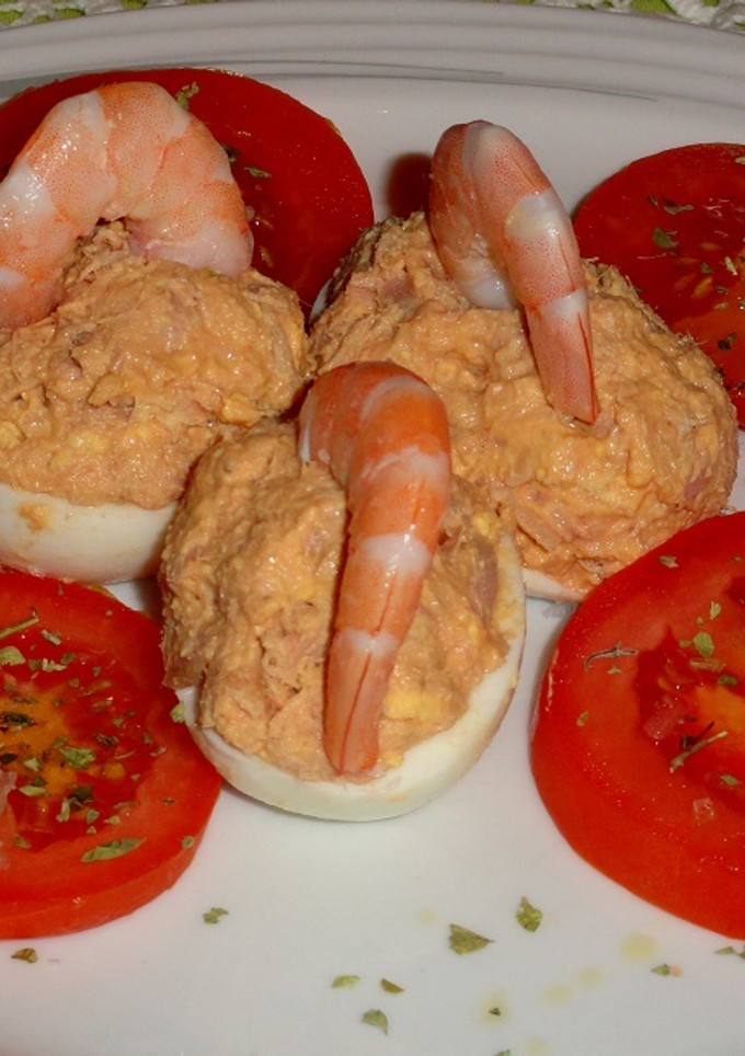 Una foto de Huevos rellenos de atún y langostinos