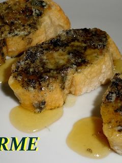 Una foto de Tostas de queso azul con miel
