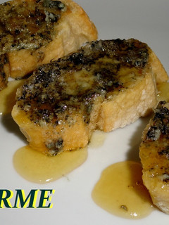 Foto principal de Tostas de queso azul con miel