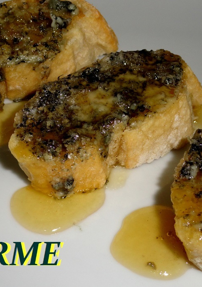 Una foto de Tostas de queso azul con miel