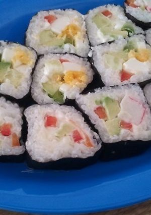 Una foto de Sushi con arroz normal