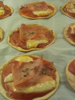 Una foto de Mini pizzas con obleas